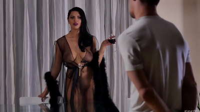 Պոռնիկ Կիրա թագուհին իր հարևանին հրավիրեց թեյի և ծամածռեց նրան ճաշի սեղանի վրա